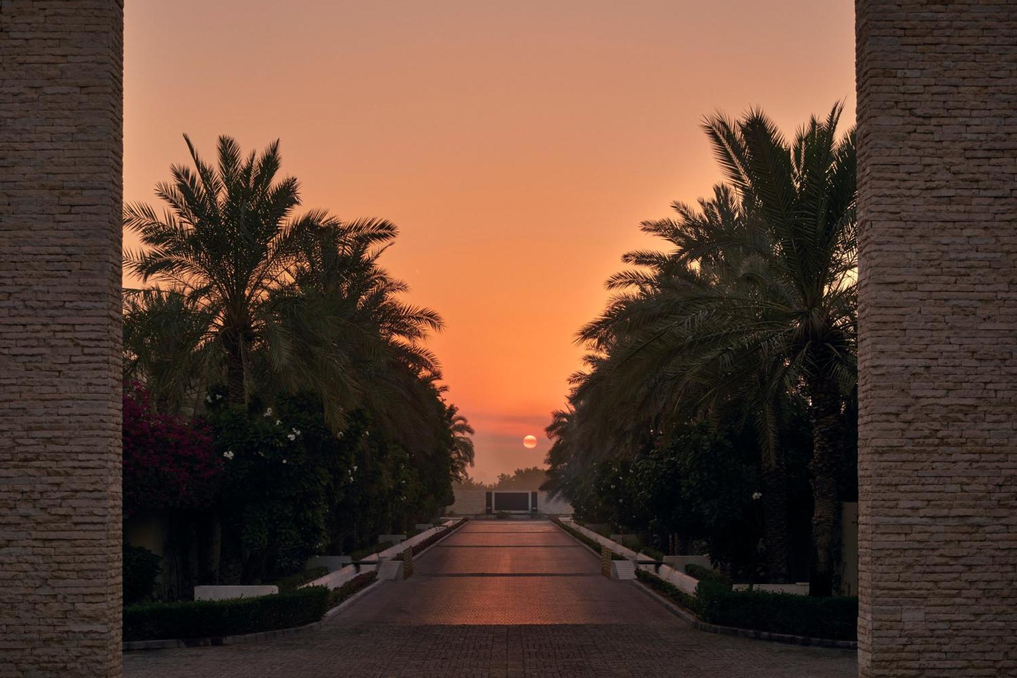 Melia Desert Palm Member Of Melia Collection Дубай Экстерьер фото Sunset at the University of Bahrain
