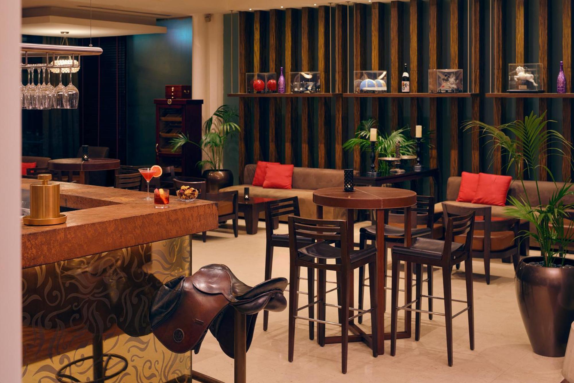 Melia Desert Palm Member Of Melia Collection Дубай Экстерьер фото The bar at the hotel